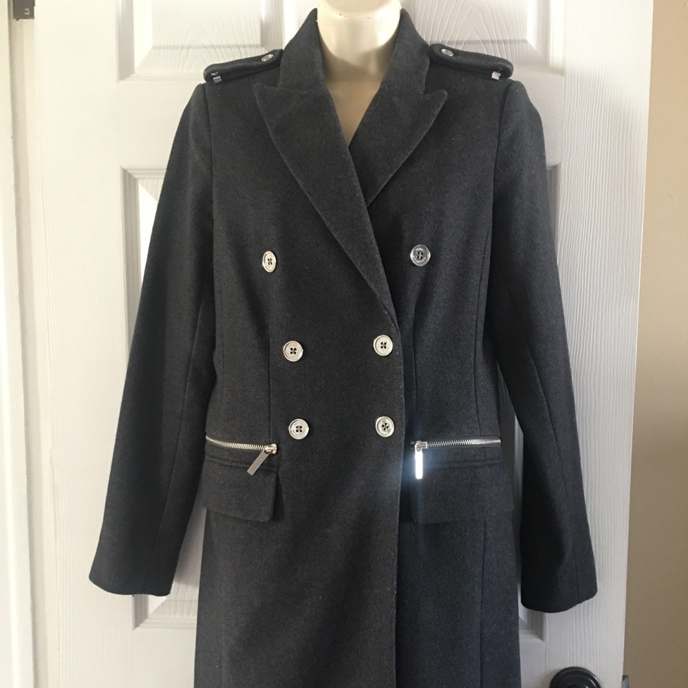 Wool coat. Fully lined.